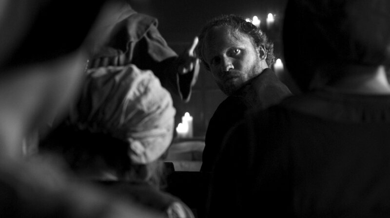 Johan (Sammy Scheuritzel) blickt eisig seine Tochter an. – Bild: NDR/​HMS