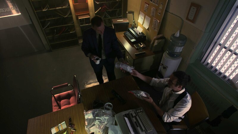 Ein Detektiv fügt einem anderen Detektiv Beweise hinzu – Bild: Crime + Investigation /​ abacus media