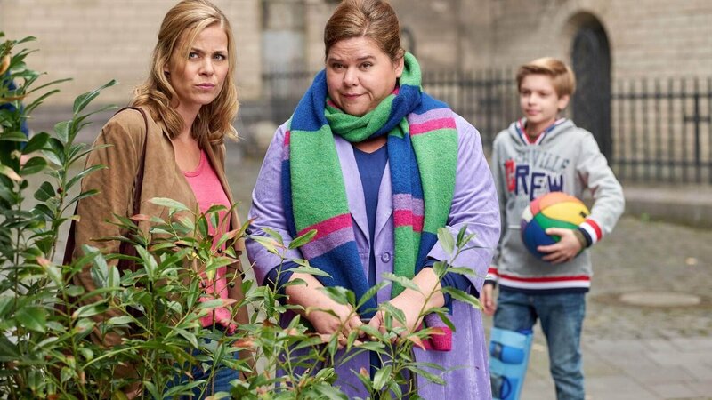 Barbara (Nadine Wrietz, M.) hat Karin (Jessica Ginkel) zu einem Besuch im Kinderheim überredet. Dort treffen sie auf den kleinen Pit (Aurel Bender). – Bild: RTL /​ Frank Dicks