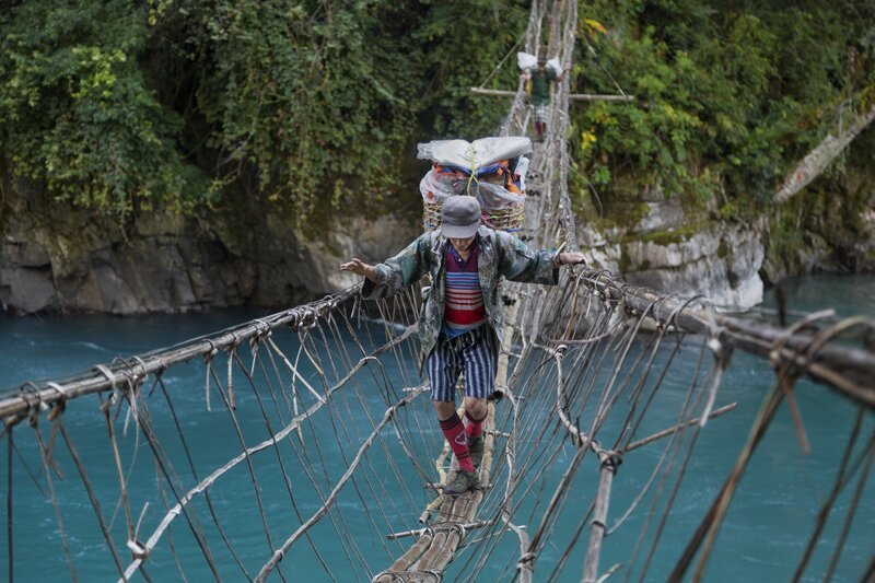 Ein Team von Profikletterern durchquert den burmesischen Dschungel, um den Hkakabo Razi zu erklimmen; bereits der 240 Kilometer lange Hinweg ist extrem gefährlich. – Bild: The National Geographic Channel