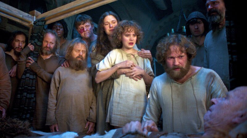 Mattis, Lovis, Ronja am Sterbebett von Glatzen-Per. Auch die Bande ist dabei. – Bild: 2024 Viaplay Group AB/​Filmlance International AB/​Film i Väst AB and Ahil UAB/​Audrius Solominas