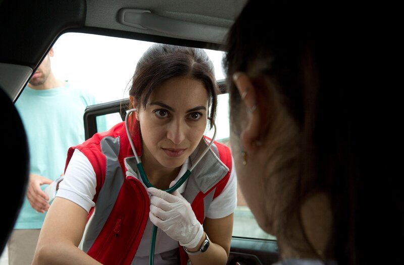 Nina (Sabrina Amali, l.) checkt die hochschwangere Leonie (Acelya Sezer, r.) auf dem Parkplatz eines Baumarkts. – Bild: ARD/​Volker Roloff