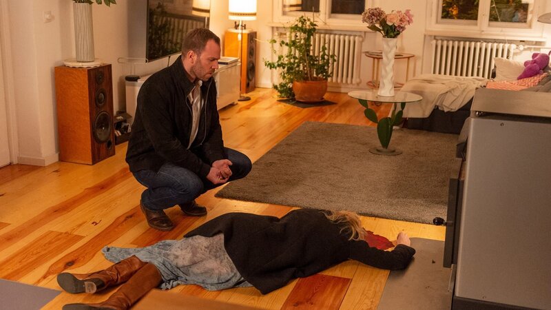 So hatte sich Kriminaloberkommissar Lars Pöhlmann (Dominic Boeer, l.) den Abend sicher nicht vorgestellt. Eigentlich wollte er mit seiner neuen Bekanntschaft Stefanie Nguyen (Sabrina Gehrmann, r.) einen netten Abend beim Italiener verbringen. Stattdessen wird er direkt zum Tatort gerufen und findet sein Date tot in einer Blutlache in ihrem Wohnzimmer. Kann Pöhlmann in diesem Fall überhaupt mit dem nötigen Abstand ermitteln? – Bild: ZDF /​ Meyerbroeker