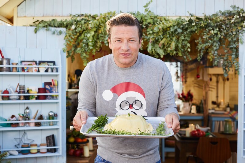 Jamie Oliver. Die Verwendung des sendungsbezogenen Materials ist nur mit dem Hinweis und Verlinkung auf TVNOW gestattet. – Bild: ORF/​Fremantle/​Jamie Oliver Enterprises Ltd./​Ella Miller