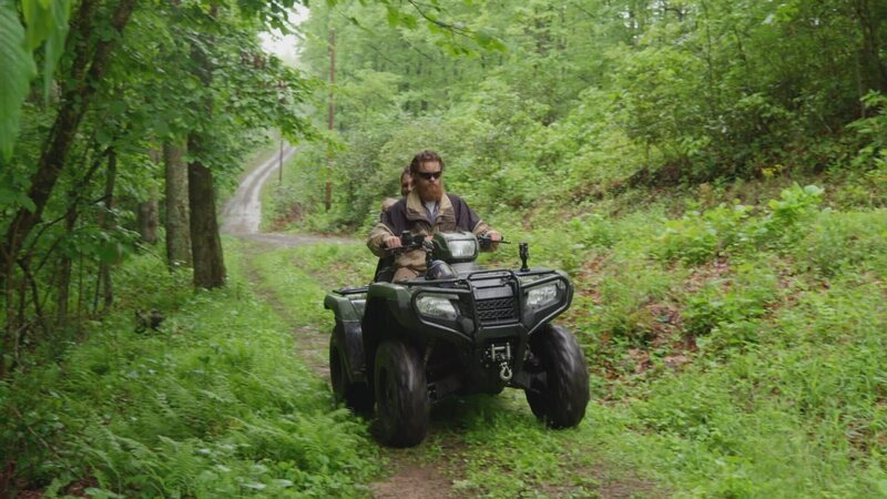 Coy und Hunter lieben die abgeschiedene, ländliche Gegend rund um Mountain City, Tennessee. Hier würden sie gerne in einem gemütlichen Blockhaus mit großem Grundstück leben, um ihre Kinder naturnah, weitab der Großstadt aufzuziehen. Die beiden lieben die Jagd und schmieden ihre Gewehre selber. Außerdem fahren sie gerne Geländewagen, gehen angeln und verbringen ihre Zeit am liebsten draußen in freier Natur. – Bild: HGTV