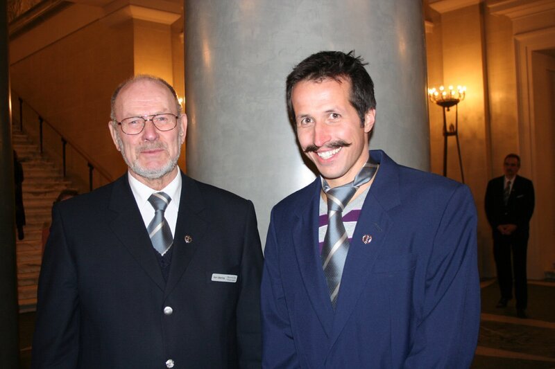 Willi (rechts) mit Kartenabreißer Werner vor der Bayerischen Staatsoper in München. – Bild: BR/​megaherz