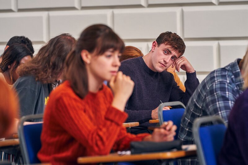 Egal, ob im Hörsaal oder Zuhause, Connell (Paul Mescal) bekommt Marianne (Daisy Edgar-Jones) einfach nicht aus dem Kopf. – Bild: ZDF und Enda Bowe
