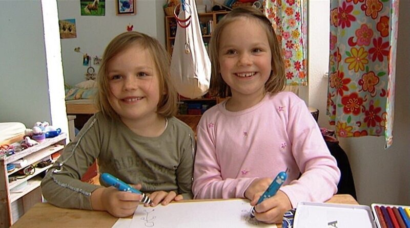 Marilu und Emelie sind Zwillingsschwestern. Der einzige Unterschied zwischen den beiden ist, dass Marilu mit der rechten und Emelie mit der linken Hand malt. – Bild: WDR