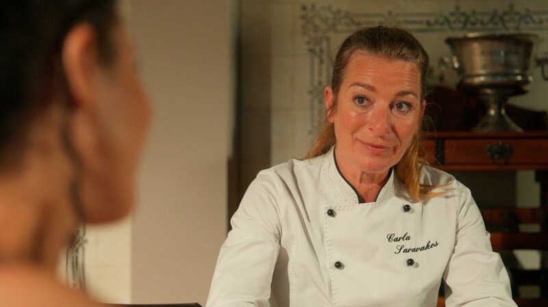 In Carla (Maria Fuchs m.) und Michael (Hanno Friedrich) wächst das Gefühl, in Lüneburg so richtig angekommen zu sein. – Bild: NDR