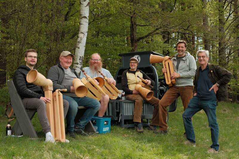 Die Alphornbläser-Bande von Gotzenberg mit dem innovativen Vogelhorn (Erfinder: Robert Vogel, 2. von rechts). – Bild: HP Fischer / BR, megaherz gmbh Die Alphornbläser-Bande von Gotzenberg mit dem innovativen Vogelhorn (Erfinder: Robert Vogel, 2. von rechts). – Bild: HP Fischer / BR, megaherz gmbh