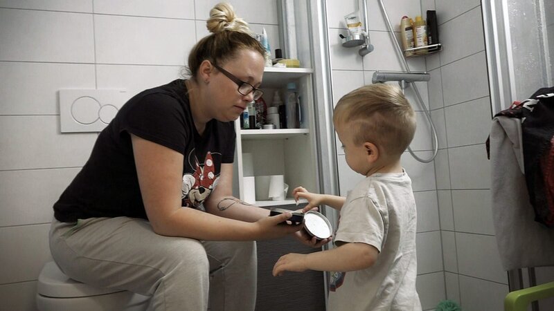 Nadine und Söhnchen Elias (4), der an der unheilbaren Stoffwechselkrankheit Cystinose leidet – Bild: RTLZWEI