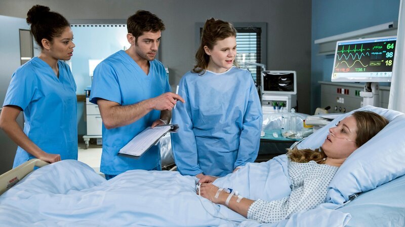 Sonja (Laura Maria Hänsel, r.) gesteht vor Vivi (Jane Chirwa, l.), Niklas (Roy Peter Link) und ihrer Schwester (Lea Willkowsky, 2.v.r.), dass sie das wachstumshemmende Medikament abgesetzt hat. – Bild: ARD/​Jens Ulrich Koch