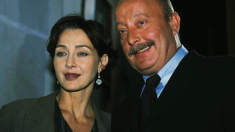 Die Gräfin (Christine Kaufmann) und Herr Bims (Wolf-Dietrich Berg) freuen sich über die bevorstehende Hochzeit ihrer Kinder. – Bild: RTLplus