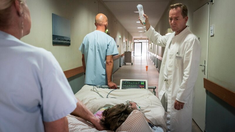 Dr. Heckmann (Patrick Heyn) sogt sich um den verunglückten Kite-Surfer. – Bild: ARD Degeto/​Boris Laewen