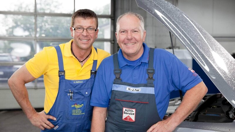 Die Autodoktoren: Hans-Jürgen Faul (r.) und Holger Parsch – Bild: RTL /​ Fabula Film
