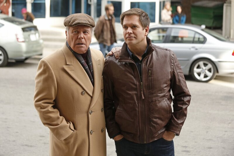 Anthony DiNozzo, Sr. (Robert Wagner, l.) hat eigentlich gute Nachrichten für seinen Sohn Tony (Michael Weatherly, r.) – doch er kommt nicht dazu, sie ihm mitzuteilen … – Bild: CBS Television