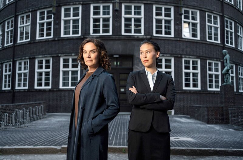 Rechtsanwältin Anna Conti und Staatsanwältin Henry Mahn. – Bild: ZDF/​arte/​Georges Pauly