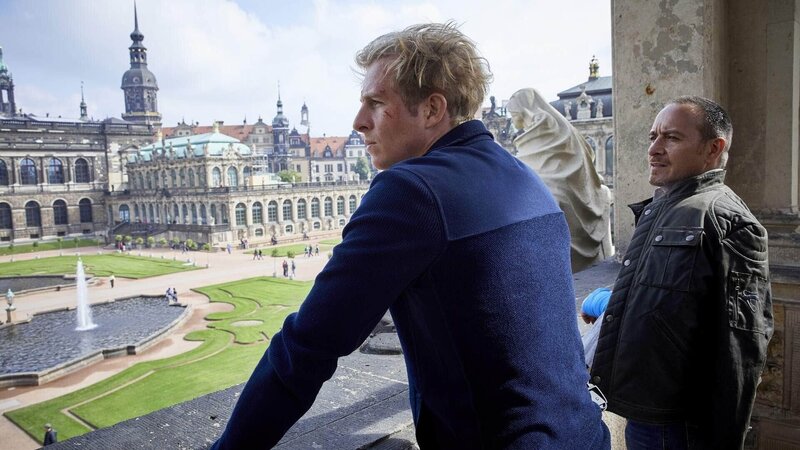 Observation im Dresdner Zwinger: Paul und Semir beobachten Timo. – Bild: MG RTL D /​ Guido Engels