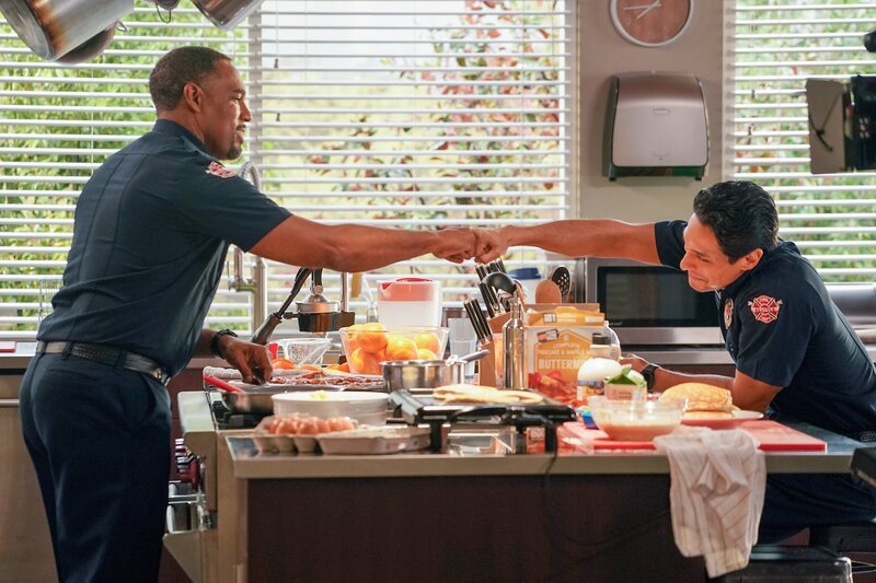 Ben Warren (Jason George, l.); Theo Ruiz (Carlos Miranda, r.) – Bild: ORF/​Disney/​ABC/​Richard Cartwright