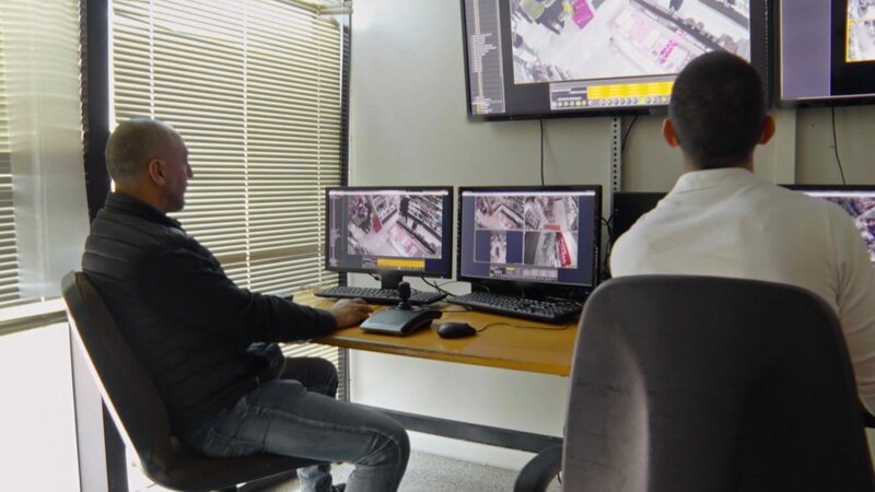 Konzentriert und aufmerksam: Die Beamten werten die Aufnahmen mehrerer Kameras aus, um brisante Fälle aufzudecken. – Bild: TV Alliance – TV A2 Media GmbH/​WeltN24 GmbH
