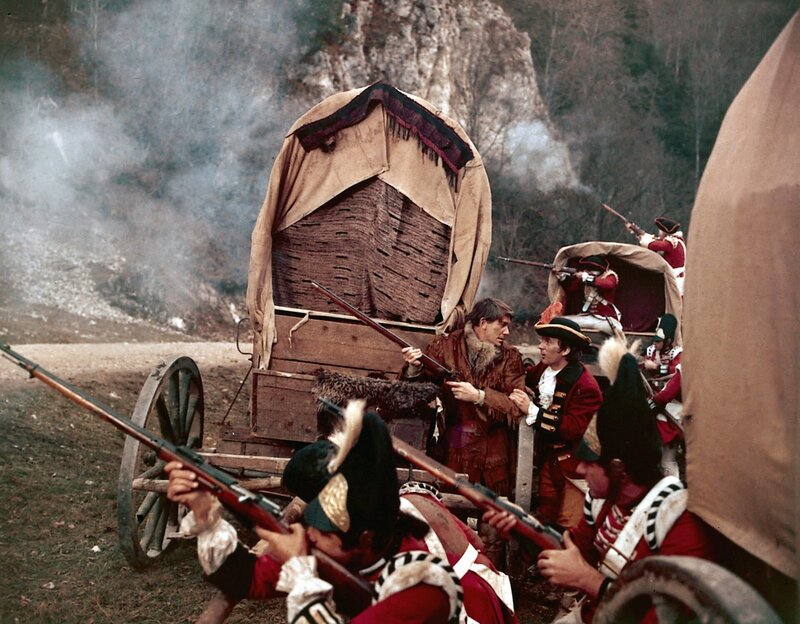 Die englischen Soldaten sind auf dem Weg nach Fort Oswald in einen Hinterhalt gelockt worden. Leutnant Jasper (Christian Duroc) und Lederstrumpf (Hellmut Lange) suchen einen Ausweg. – Bild: ZDF