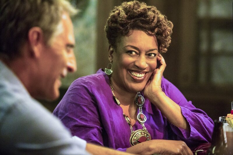 Kann Loretta (CCH Pounder, r.) Pride (Scott Bakula, l.) und seinem Team dabei helfen, zu beweisen, dass Agent Russo für den Diebstahl von 900 Pfund Sprengstoff verantwortlich ist und möglicherweise einen Bombenanschlag plant? – Bild: CBS Broadcasting, Inc.
