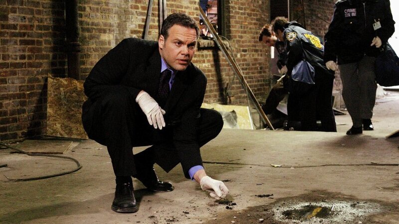 In einem Hinterhof findet Detective Robert Goren (Vincent D’Onofrio) Blutflecken des Mordopfers. – Bild: MG RTL D /​ Universal /​ Jessica Burstein