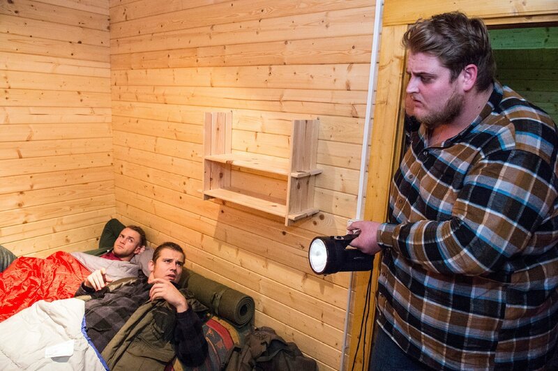 Bei dem Camping-Survival-Trip mit Dennis (Philipp Stehler, l.) und Rico (Henri Tänzer, M.) muss Eric (Edmund Kunke) sich eingestehen, dass er ein Angsthase ist. – Bild: RTL /​ Christoph Assmann