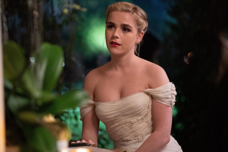 Lou (Kiernan Shipka) – Bild: RTL /​ MMXXI Lions Gate Television Inc. All Rights Reserved