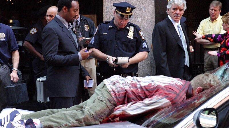 Ein Student der Atlantic Eastern, ist aus einem Fenster seines Wohnheims gestürzt. Green (Jesse L. Martin, li.) und Fontana (Dennis Farina, 2.v.re.) fällt es zunächst schwer zu klären, ob es sich um Mord oder Selbstmord handelt. Kevin Alexander als Sgt. Patterson (Mi.) – Bild: RTL