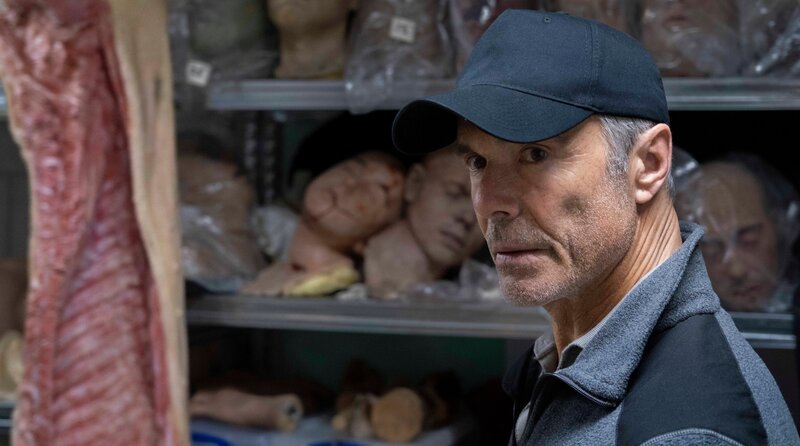 Undercover-Ermittler Alex Pollack (Hannes Jaenicke) macht eine erschreckende Entdeckung. – Bild: ARD Degeto/​Dinand van der Wal