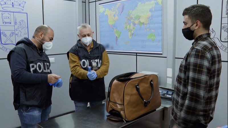 Im Kontrollraum von Rom bereiten sich die italienischen Polizisten auf die Durchsuchung einer Tasche vor – jedes Gepäckstück könnte eine brisante Überraschung bergen. – Bild: TV Alliance – TV A2 Media GmbH/​WeltN24 GmbH