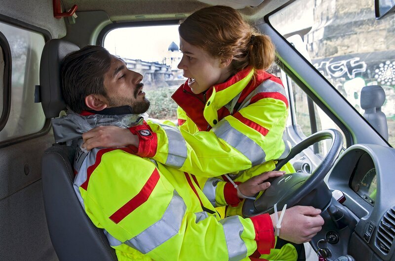 Greta Blaschke (Luise Aschenbrenner) versucht ihren Kollegen Tarek Wasir (Zejhun Demirov) zu retten, der mit einer Plastiktüte im Rettungswagen erstickt wurde. – Bild: MDR/​MadeFor/​Daniela Incoronato