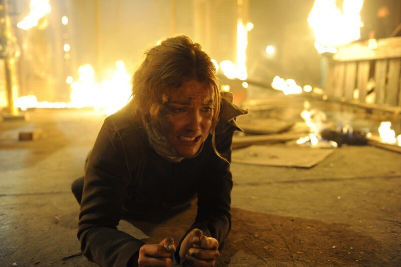 In dem flammenden Inferno kommt Annett (Tanja Wenzel) wieder zu Bewusstsein. Wird sie rechtzeitig gefunden und gerettet werden? – Bild: SAT.1 /​ Christoph Assmann