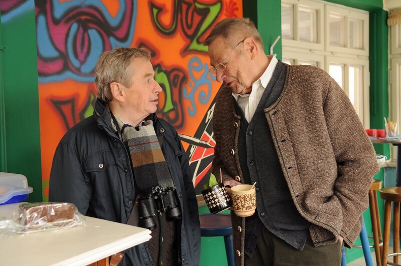 Alois verrät Gerstl nicht, wer den guten Kuchen gebacken hat. Von links: Michael Gerstl (Gerd Lohmeyer) und Alois Preissinger (Erich Hallhuber). – Bild: BR/​Jo Bischoff