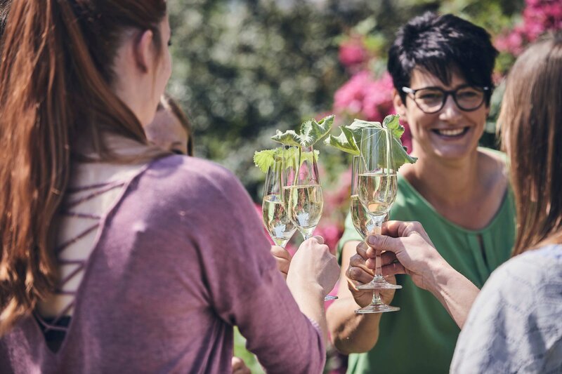 Karina Schwarzbauer stößt mit dem Begrüßungsgetränk an. – Bild: BR/​megaherz gmbh/​Philipp Thurmaier