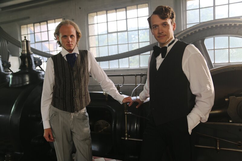 Johann Friedrich Klett (Nicolas Stöcklein, links) und sein Schwiegersohn Theodor von Cramer-Klett (Michael Sosna). – Bild: BR/​Loopfilm GmbH