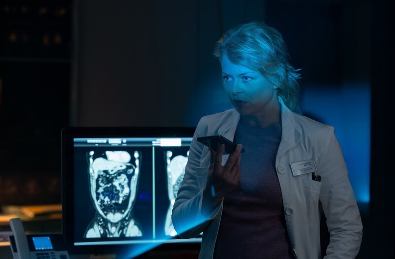 Ina Schulte (Isabell Gerschke) hat bei ihrem Vater eine Nachuntersuchung gemacht. Nun teilt sie Dr. Kai Hoffmann das niederschmetternde Ergebnis mit. Der Krebs ist zurück. – Bild: MDR/​Saxonia Media/​Sebastian Kiss