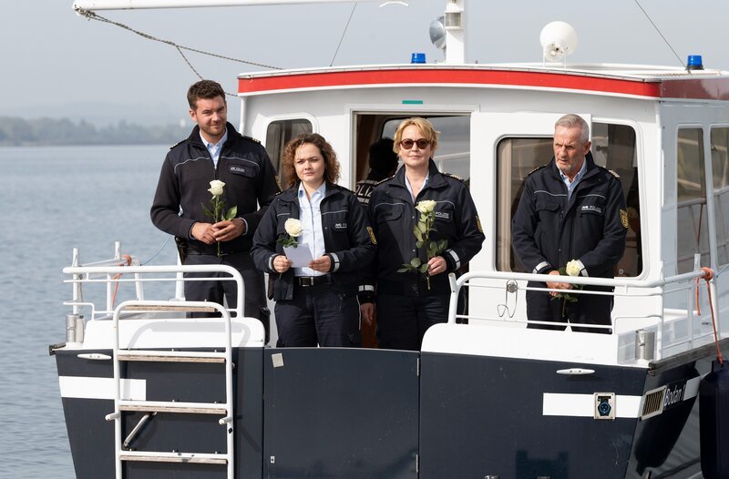V.l.n.r.: Jakob Frings (Max König), Julia Demmler (Wendy Güntensperger), Nele Fehrenbach (Floriane Daniel) und Paul Schott (Tim Wilde) erweisen ihre Ehre. – Bild: ARD/​Laurent Trümper