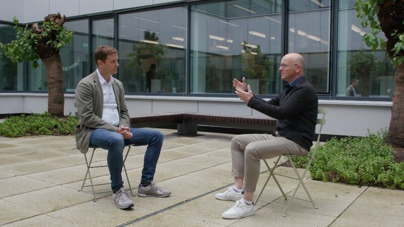 Karsten Schwanke im Gespräch mit dem Lungenspezialisten Dr. Herbert Schiller (links). – Bild: BR/​Klaus Hernitschek