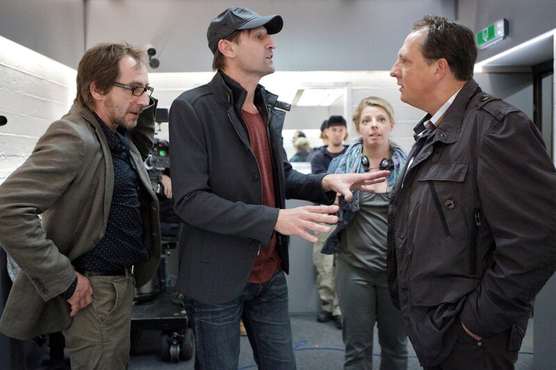 „Soko Donau“, „Drehschluss.“ Mitten während der Dreharbeiten zur Krimireihe „Mord und Totschlag“ wird der Hauptdarsteller Hanno Brand erschossen aufgefunden. Brand hatte sich am Filmset nicht gerade beliebt gemacht, weder beim Autor, noch bei der Regieassistentin und schon gar nicht bei der weiblichen Hauptdarstellerin Lorelei Sänger. Letztere wäre höchst verdächtig, hätte sie nicht ein wasserdichtes Alibi: Lorelei hatte zum Tatzeitpunkt ein Date mit Carl Ribarski. Im Bild (v.li.): Thorsten Merten (Falk Link), Andreas Patton (Udo Strauss), Thomas Kügel (Hanno Brand). – Bild: ORF/​SATEL-Film/​Petro Domenigg