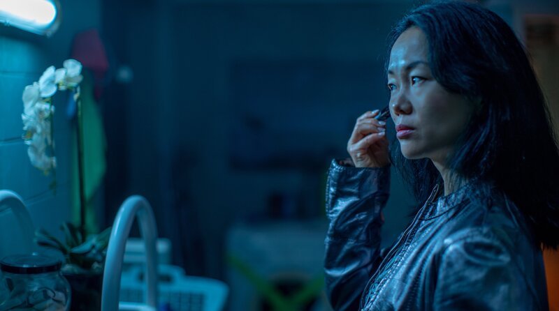 Jenny Chan (Yvonne Yung Hee Bormann) braucht Ablenkung – ab auf ein Date. – Bild: ARD Degeto Fim/​UFA Fiction GmbH/​Oliver Vaccaro
