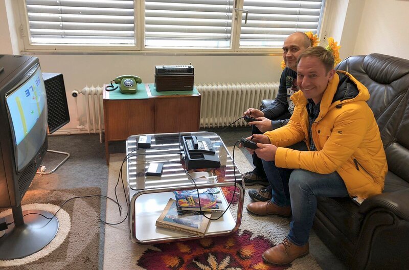 Tobias Kämmerer mit Stefan Pitsch (hinten) im Digital Retro Park. – Bild: HR/​Johanna Mihm