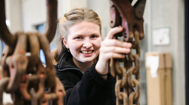 Azubi Hannah (21) startet in ihre Ausbildung als Beton- und Stahlbauerin. Sie ist die einzige Frau auf der Baustelle. – Bild: WDR/​Ben Knabe