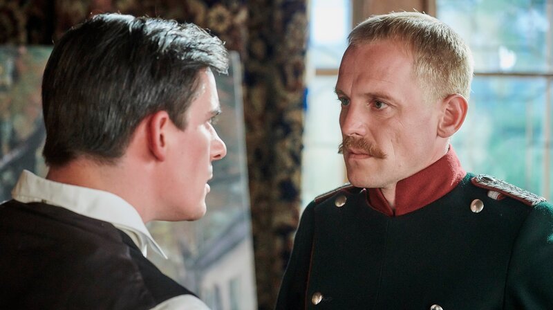 Die Freundschaft zwischen Alexander (Johannes Zirner, re.) und Philipp (Hannes Wegener) zerbricht an der Rivalität um Ottilie. – Bild: ARD Degeto/​Martin Spelda