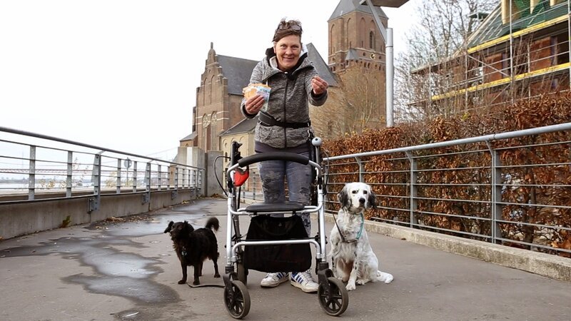 Anette ist Frührentnerin und leidet an schweren gesundheitlichen Problemen. Im Alltag ist die 59-Jährige auf einen Rollator angewiesen. – Bild: RTL 2
