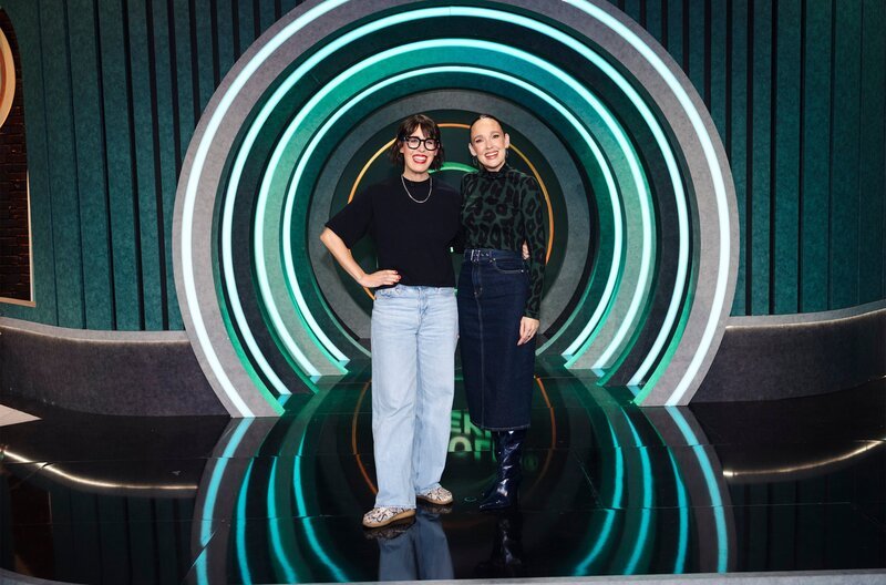 Gastgeberin Carolin Kebekus mit Kabarettistin Eva Karl Faltermeier (l). – Bild: WDR/​Ben Knabe