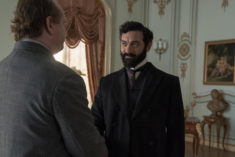 Morgan Spector als George Russell – Bild: Warner