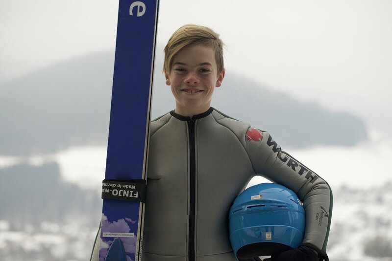 Luis ist begeisterter Skispringer. – Bild: SWR/​Carolina Wolf/​GIGAHERZ