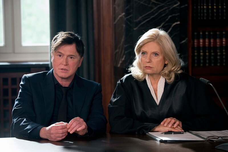 Gerd Matuschek (Uwe Bohm, l.); Isabel von Brede (Sabine Postel, r.) – Bild: ARD/​Georges Pauly